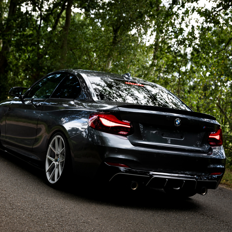 Ästhetisches Fahrzeugfoto mit klaren Linien