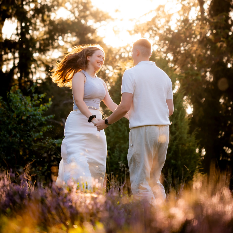 Natürliches Paarfoto bei gemeinsamem Spaziergang
